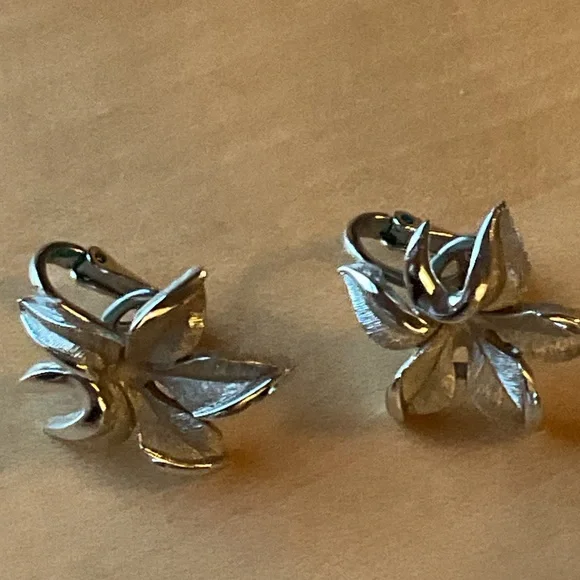 Trifari LOT of Necklaces, Bracelets, Brooch & Clip On Earrings Collection - Picture 11 of 15